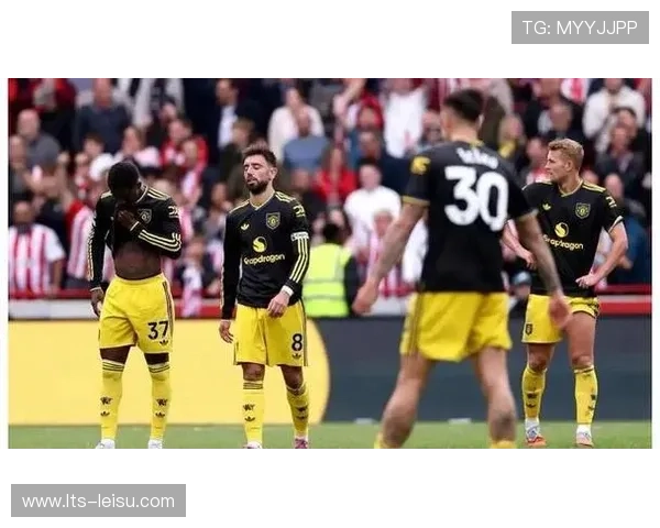 安菲尔德球迷提前退场,表达对球队表现失望